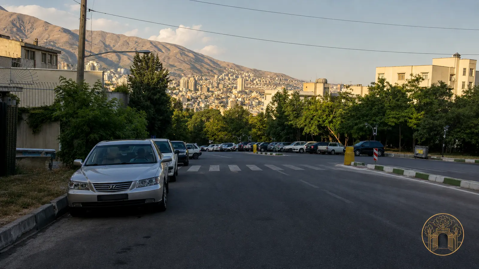نمای خیابان و فضای سبز قیطریه با کوههای البرز