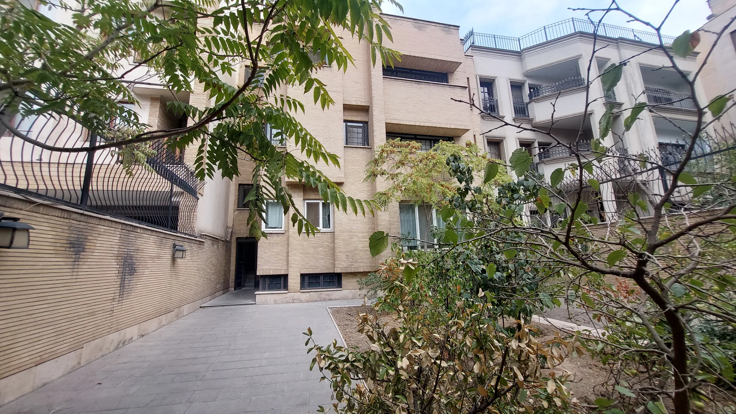 کلنگی ۴۰۰ متر زمین قابل سکونت
